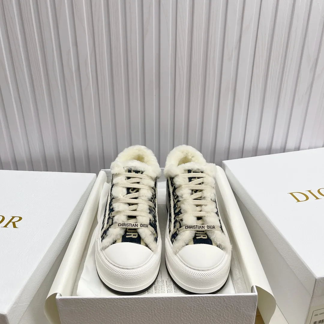 👟👟Ex-factory price 560👟👟 Ready-made high-quality Dior thick-soled sneakers with fully embroidered iconic patterns👟👟 ♦️Top quality in the market🎗Breaking hot item in foreign counters🎗Non-common imitation version in the market🎗🔳The fabric is made of Italian🇮🇹imported fabrics❗️Embroidered upper, original mold injection Logo frosted five-pointed star outsole🔳Inner wool injection molding mold Logo foam feet Code number: 35 to 41. 40 41 custom-made wool